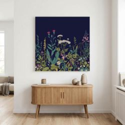 Tableau carré fleurs sur un fond bleu nuit dans le salon