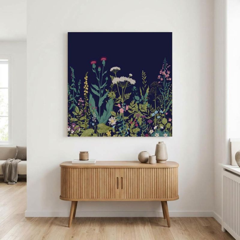 Tableau carré fleurs sur un fond bleu nuit dans le salon
