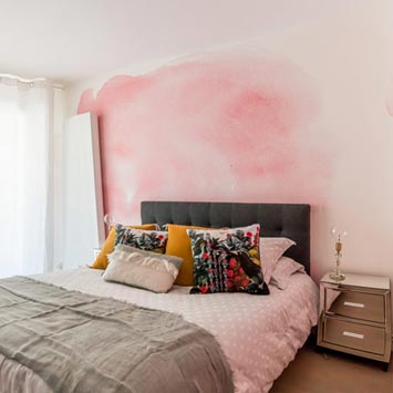 Papier peint nuage rose en tête de lit