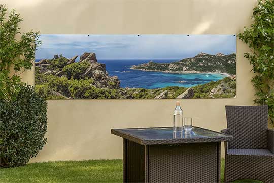brise vue avec oeillets sur le mur