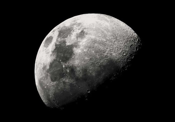 Lienzo luna en blanco y negro